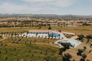 widok z powietrza na farmę na polu w obiekcie Monte dos Cordeiros w mieście Vila Viçosa