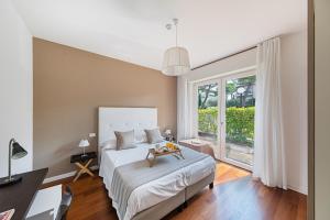 A bed or beds in a room at Residenza Miralago by Wonderful Italy Még 37 kép