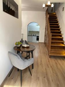 Una sala de estar con una mesa y una escalera. en Norderney Apartments, en Sibiu