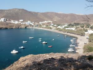 um grupo de barcos em um grande corpo de água em Drouga's Studios & Suites Astypalaia Greece em Livadi Astypalaias