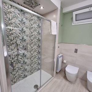 bagno con doccia e servizi igienici. di Appartamento Mattia a Marsala