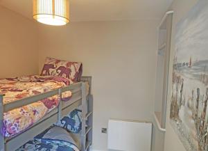מיטה או מיטות קומותיים בחדר ב-Tralee Townhouse Holiday Home