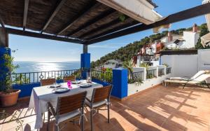 A balcony or terrace at Casa del Mar
