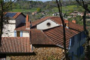uma vista sobre os telhados de casas numa aldeia em DUC MANOIR Chambres d'hôtes em Aubin