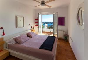 A bed or beds in a room at Casa del Mar