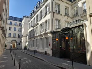 パリにあるウィンザー オペラの建物と売店のある街道