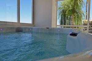 Der Swimmingpool an oder in der Nähe von Casa Dollita - Semi Penthouse - 90 square meters terrace -breathtaking seaview