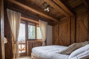 A bed or beds in a room at Cortina Lodge Stunning View R&R