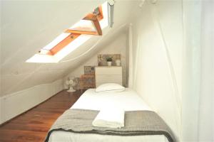 リスボンにあるSantos - Upper Loft with River Viewの小さなベッドルーム(ベッド付)が備わります。