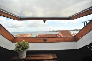 リスボンにあるSantos - Upper Loft with River Viewの植物のある部屋の大きな窓