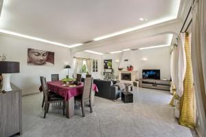 een woonkamer met een tafel en een bank bij Villa Cadre - 5BR w Private Pool & Snooker Table in Armação de Pêra