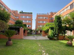 un patio de un edificio de apartamentos con una fuente en Arruzafa Home, en Córdoba