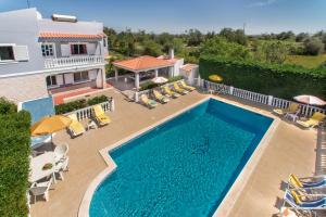 - une vue aérienne sur une maison avec une piscine dans l'établissement Villa Cadre, à Armação de Pêra