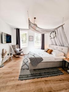 1 dormitorio con 1 cama con dosel en Holiday Home Amélie, en Bollendorf