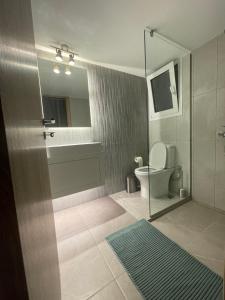 A bathroom at Optimal Point