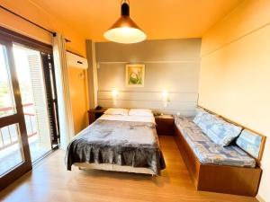 Postel nebo postele na pokoji v ubytování Hotel das Rosas