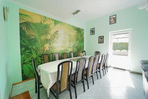 ein Esszimmer mit einem Tisch und Stühlen in der Unterkunft Apartamenty EverySky Kowary - Dom z 5 lub 7 sypialni in Kowary