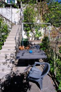 una mesa de picnic con una bola azul al lado de las escaleras en Chez Muna & Lucien en Thun