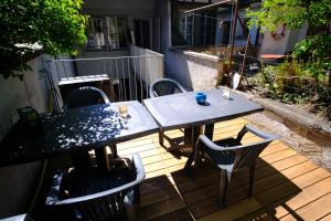 uma mesa e cadeiras sentadas num deque de madeira em Chez Muna & Lucien em Thun
