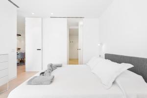 1 dormitorio blanco con 1 cama blanca grande y espejo en New Luxury Apartment First Line Sea View en Palm-mar