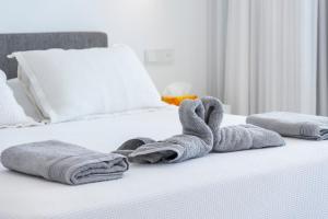 un paio di asciugamani sono seduti su un letto di New Luxury Apartment First Sea Line a Palm-Mar
