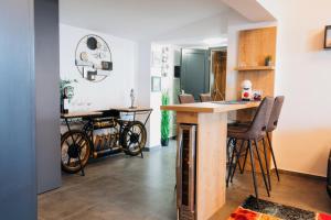 A kitchen or kitchenette at Bagoly Wellness Apartman 2