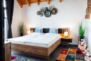 A bed or beds in a room at Bagoly Wellness Apartman 2 Még 20 kép