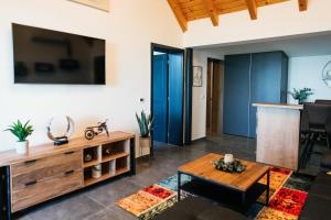 A television and/or entertainment centre at Bagoly Wellness Apartman 2