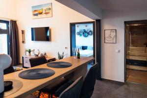 A television and/or entertainment centre at Bagoly Wellness Apartman 2