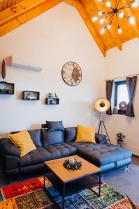 A seating area at Bagoly Wellness Apartman 2