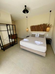 Postel nebo postele na pokoji v ubytování Atma Beach Rooms & Suites