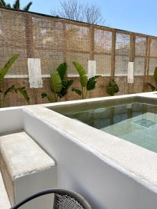 Bazén v ubytování Atma Beach Rooms & Suites nebo v jeho okolí