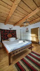 Un pat sau paturi într-o cameră la Căsuța din Gradina