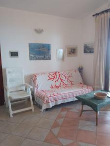 une chambre avec un lit, une chaise et une table dans l'établissement Terrazza sul mare, à Villaputzu