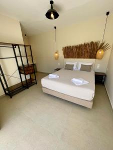 Postel nebo postele na pokoji v ubytování Atma Beach Rooms & Suites