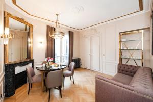 صورة لـ Pick A Flat's Champs Elysees Apartments - Rue Lincoln في باريس