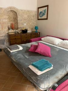 - un lit avec des serviettes dans l'établissement La Minicasa al Lago del Turano, à Castel di Tora