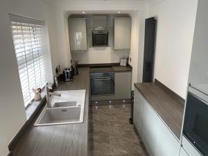 cocina con fregadero y encimera en Luxury House, central Stamford with parking en Stamford