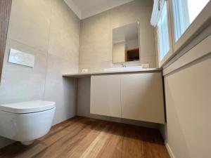メストレにあるAttico Vivit 40のトイレと洗面台付きのバスルーム