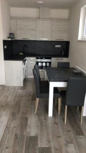 - une cuisine avec une table et des chaises dans la chambre dans l'établissement Apartmán Lipno, à Lipno nad Vltavou