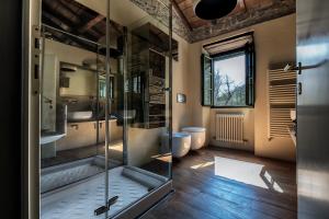 une salle de bain avec une douche en verre et des toilettes dans l'établissement il Friscello, à Loro Ciuffenna 32 autres photos