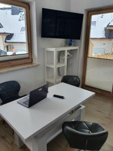 Televízia a/alebo spoločenská miestnosť v ubytovaní Apartament XAVIER Kościelisko