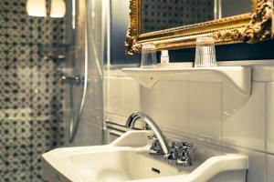 un baño con lavabo y espejo en Maison Léonard du Ventoux, en Sault-de-Vaucluse