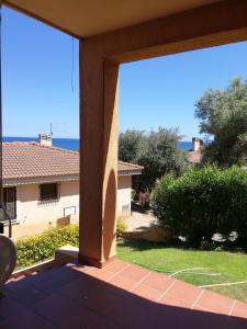 una vista dal portico di una casa di Casa delle lantane climatizzata a Villaputzu