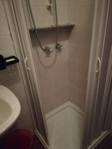 un bagno con doccia e lavandino di Casa delle lantane climatizzata a Villaputzu