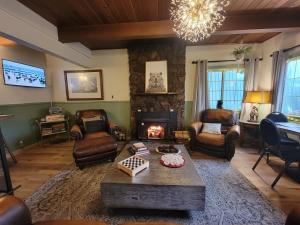 a living room filled with furniture and a fire place at Cinnamon Bear Inn in Mammoth Lakes