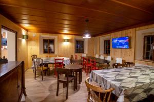 TV a/nebo společenská místnost v ubytování Zotlar House