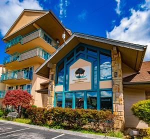 un edificio con una señal delante de él en Arbors at Island Landing Hotel & Suites en Pigeon Forge