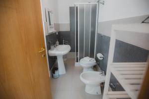 Baño pequeño con aseo y lavamanos en Airport Inn Preturo Affittacamere, en San Vittorino