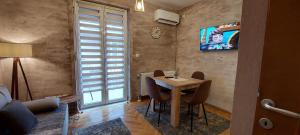 TV a/nebo společenská místnost v ubytování Apartman Lora